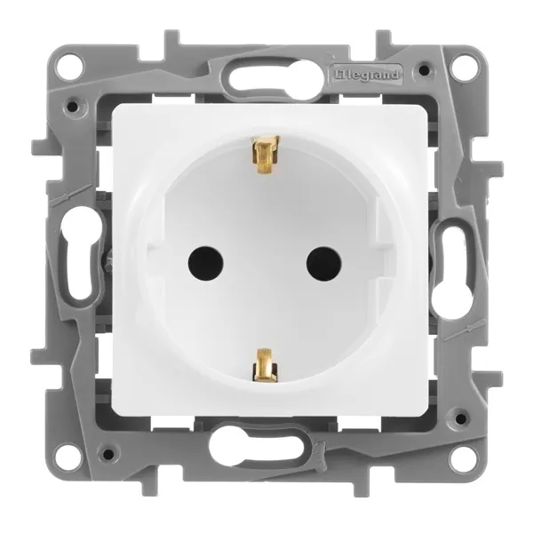 Etika - Розетка 2P+E нем. стд. со шторками (белый)